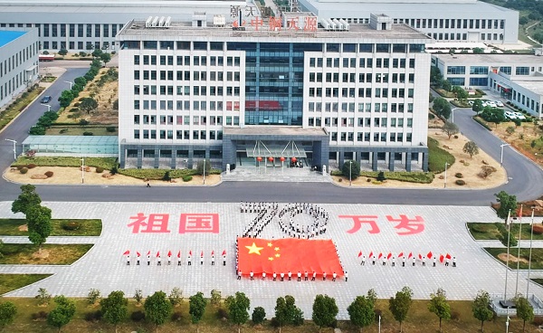 方阵组成“70”大字为祖国献礼.jpg